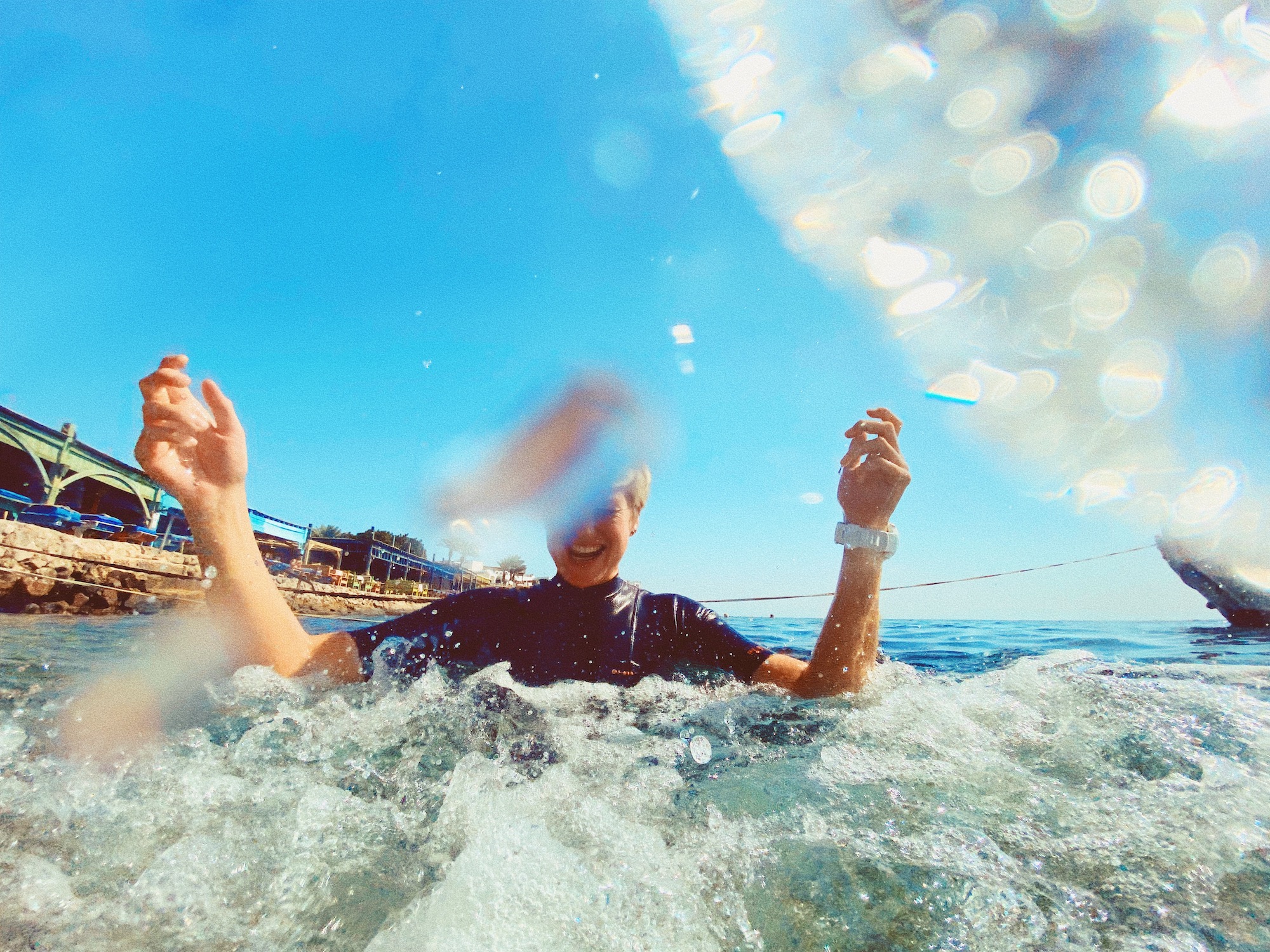 Nina Raem planschend im Roten Meer in Dahab, Pläne für 2026 schmiedend