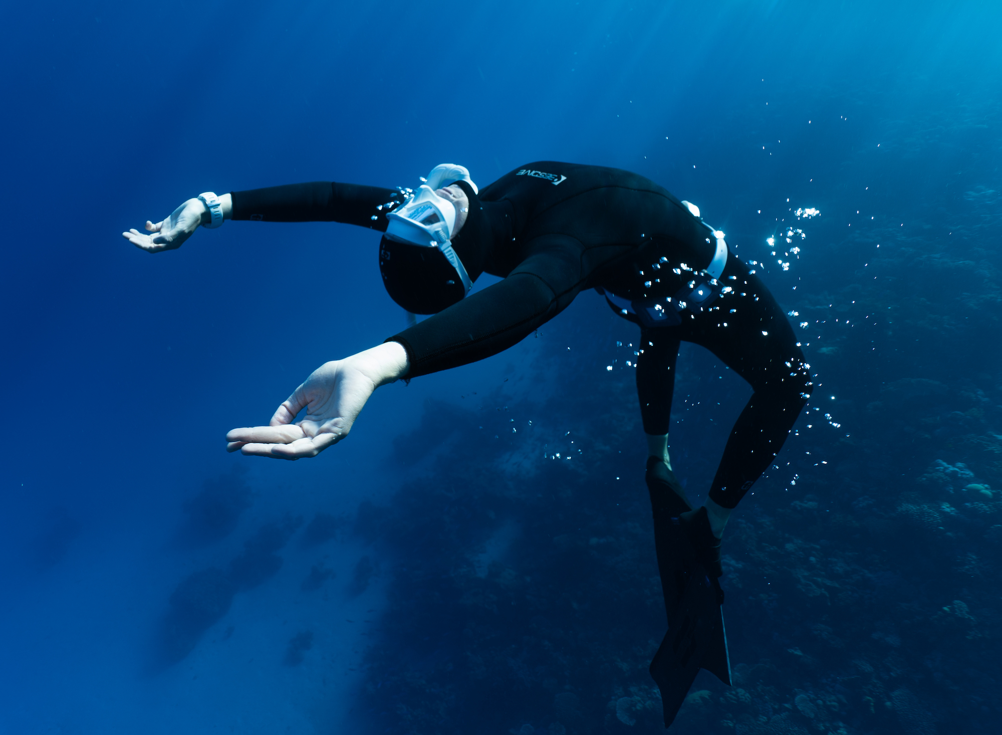 Fundive in Dahab, Ägypten in Eel Garden. Freediverin Nina Raem entspannt in Rückenlage, schwebend im Wasser