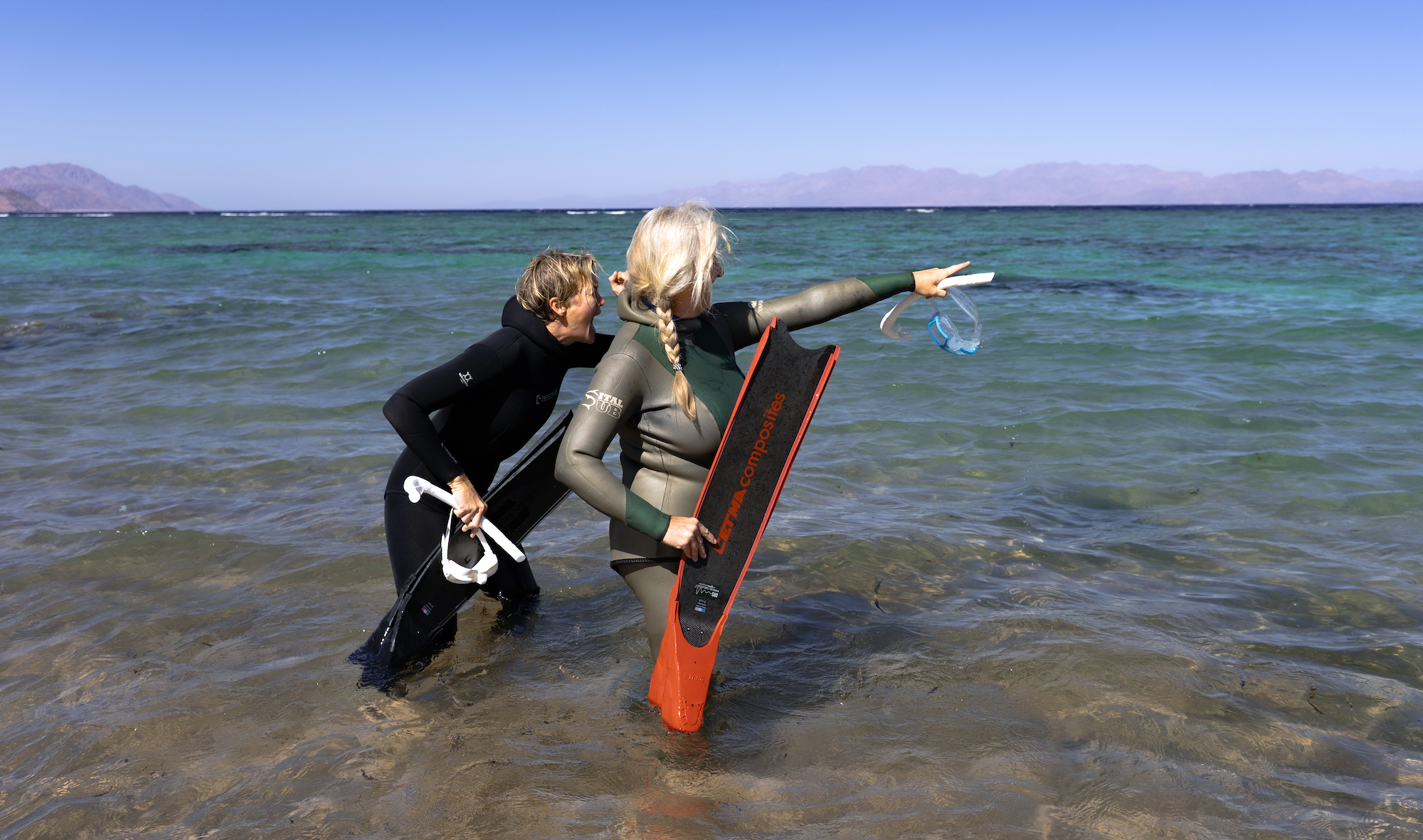 Michèle und Nina, Initiatoren des Projektes THE BLUE PAUSE im Roten Meer auf dem Weg ins Wasser in Eel Garden für einen Fundive