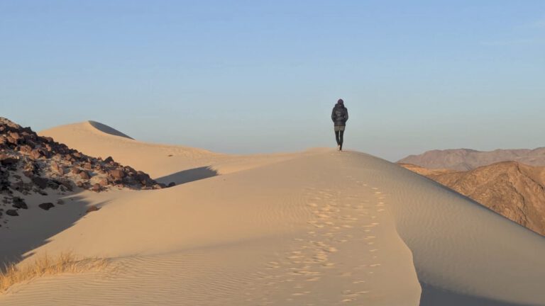 Pläne 2027: Nina Raem in der Arada-Wüste nahe Dahab alleine auf einer Düne spazierend